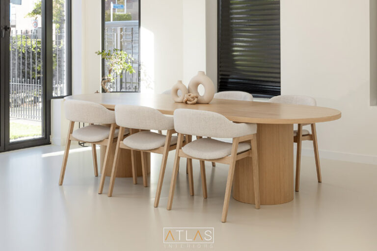Eetkamer met tafel, stoelen en designverlichting