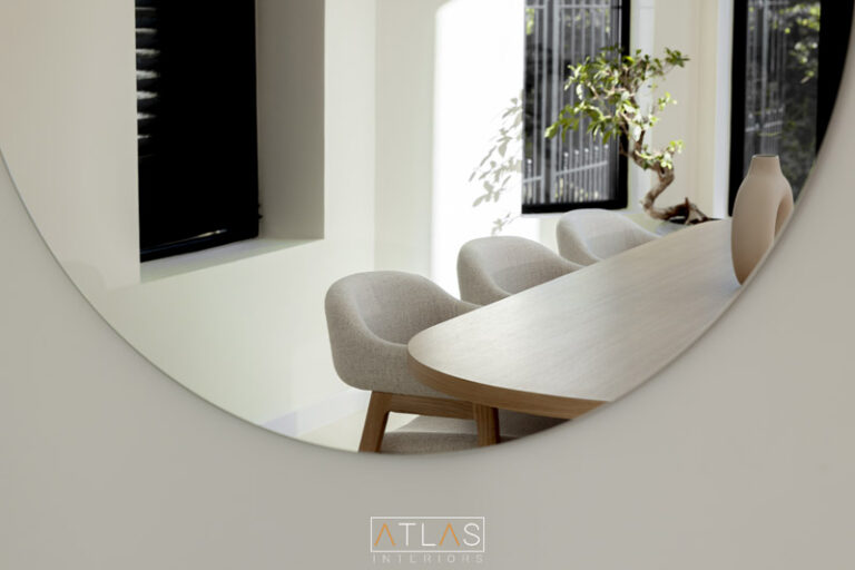 Woonkamer met maatwerk en designmeubels
