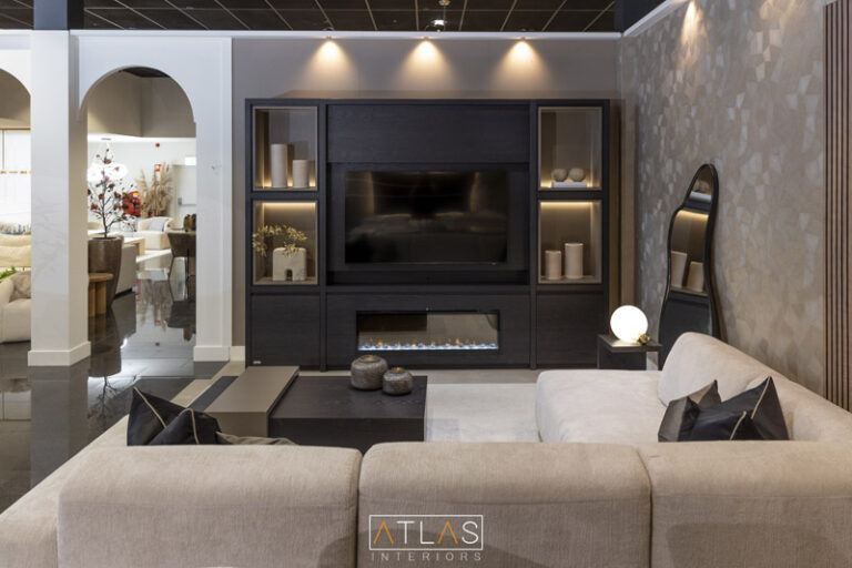 Woonkamer met designbank en salontafel