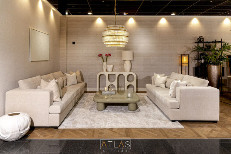 Door Atlas Interiors ontworpen woonkamer met lichte loungebanken en sfeerverlichting