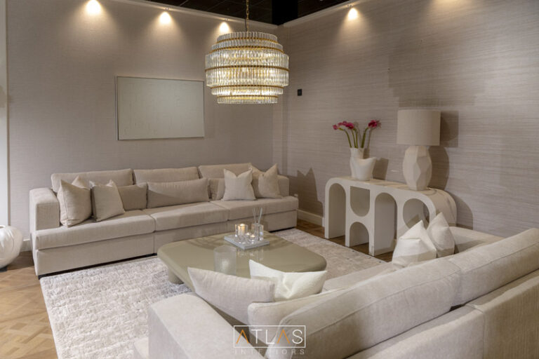 Luxe woonkamer met lichte loungebanken, salontafel en sfeerverlichting