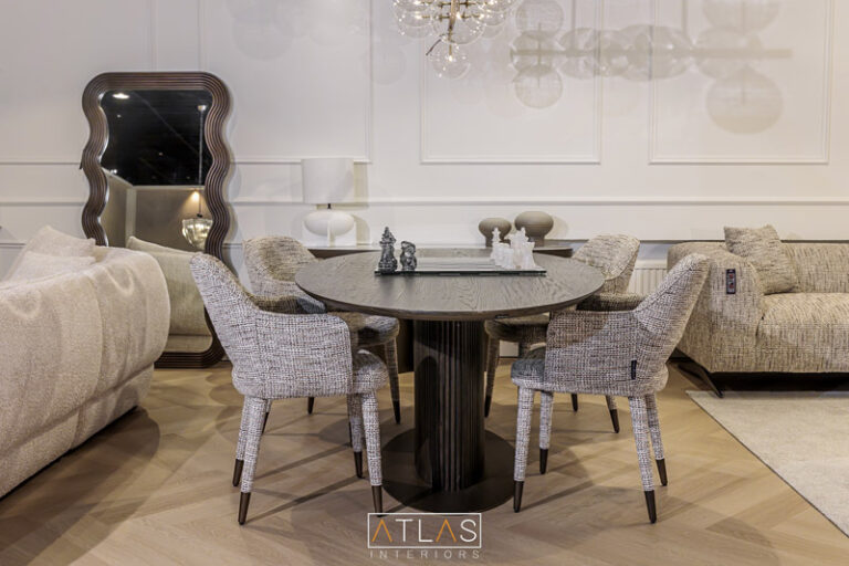 Luxe eetkamer met grote eettafel, designstoelen en hanglamp