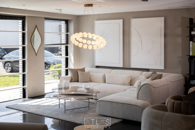 Afgewerkt luxe interieur met maatwerk en sfeervolle verlichting