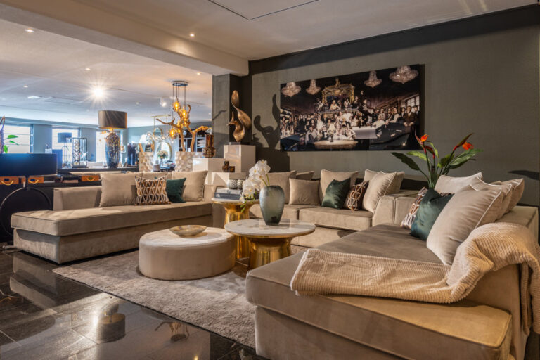 Interieur in de showroom van Atlas Interiors met lounge en kunst