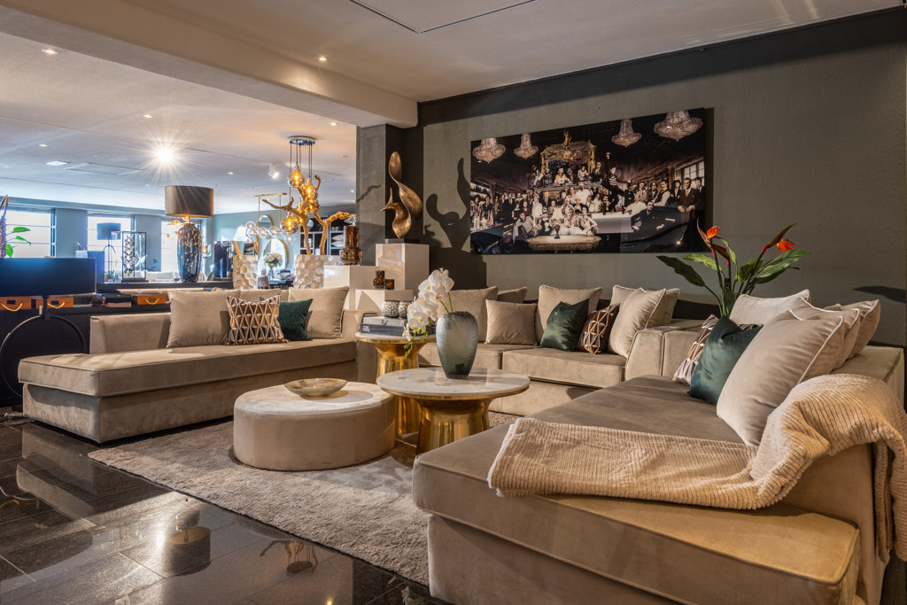 Showroom van Atlas Interiors met banken, kunst en sfeerverlichting