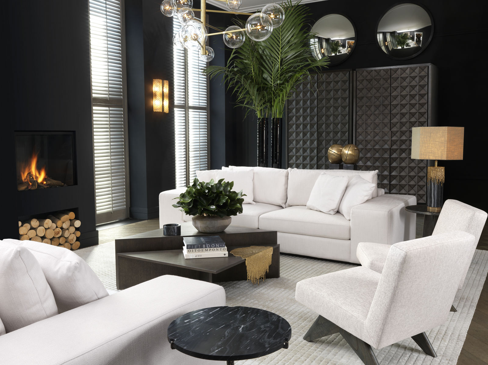 Donkere, luxe woonkamer met open haard, maatwerk en designmeubels